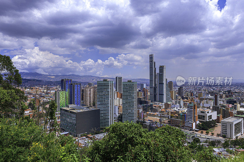 Bogotá，哥伦比亚- BD的高角度视角Bacatá在首都安第斯山脉的更高海拔上看到的大的，现代的安第斯首都。